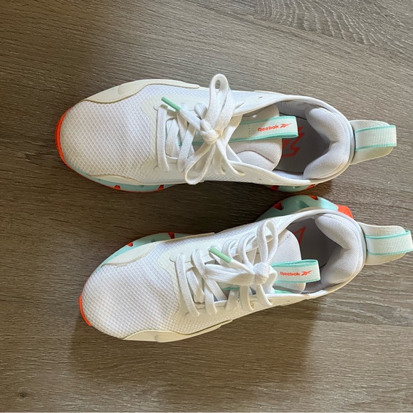 Like new Reebok running shoes - Picture 2 of 6